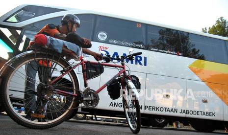 Pekerja pengguna sepeda bersiap naik bus gratis di pool bus Damri, Botani Square, Kota Bogor, Jawa Barat (ilustrasi). Damri mencatat kenaikan jumlah penumpang.