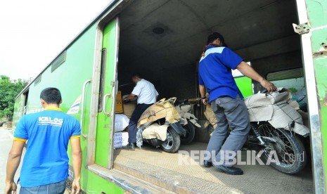 Pekerja pengiriman barang melakukan pengiriman paket motor melalui kereta api, di Stasiun Selatan, Kota Bandung, Senin(27/6). (Foto: Mamu Muhyidin)