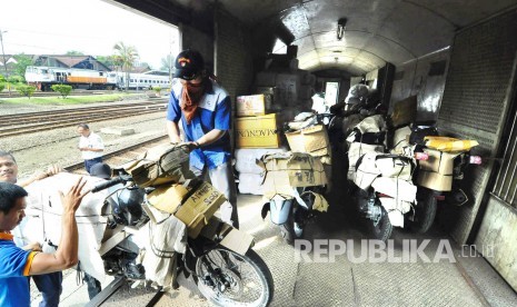 Pekerja pengiriman barang melakukan pengiriman paket motor melalui kereta api, di Stasiun Selatan, Kota Bandung, Senin(27/6). (Foto: Mamu Muhyidin)