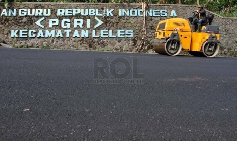 Pekerja proyek perbaikan jalan jalur mudik Jalan raya Tutugan Leles, Kab Garut, Jawa Barat, Senin (13/7). 