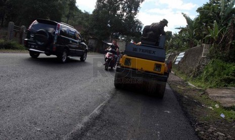 Pekerja proyek perbaikan jalan jalur mudik Jalan raya Tutugan Leles, Kab Garut, Jawa Barat, Senin (13/7). 