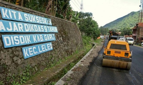 Pekerja proyek perbaikan jalan jalur mudik Jalan raya Tutugan Leles, Kab Garut, Jawa Barat, Senin (13/7). 