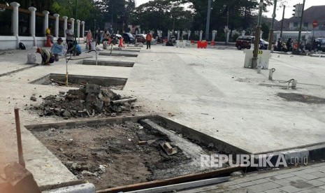 Pekerja proyek revitisasi semipedestrian Malioboro Tahap I sedang bersih-bersih di depan Istana Presiden Gedung Agung Yogyakarta, Kamis(21/7) 