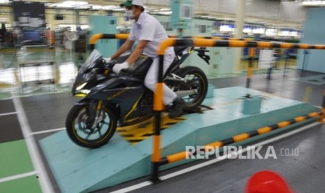 Pekerja PT Astra Honda Motor (AHM) mengemudikan sepeda motor Honda CBR 250RR usai proses pengecekan akhir di Pabrik AHM Plant 5 Karawang, Jawa Barat, Kamis (3/11).PT AHM mulai memproduksi motor sport terbaru All New Honda CBR250RR secara massal di pabrik i