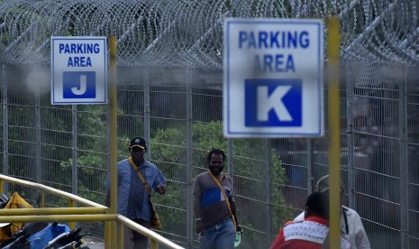 Pekerja PT Freeport memasuki Kawasan Terminal Gorong-Gorong, Timika, Papua, Minggu (30/4). 