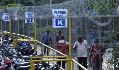 Pekerja PT Freeport memasuki Kawasan Terminal Gorong-Gorong, Timika, Papua.