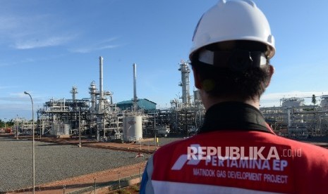 Pekerja PT Pertamina EP memantau fasilitas produksi gas CPP Donggi. (ilustrasi)