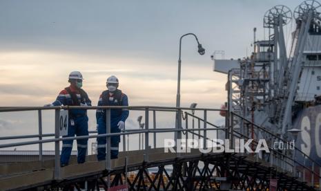 Pekerja PT Pertamina Hulu Rokan (PHR) mengecek proses pengapalan lifting minyak mentah produksi PHR di Dumai Terminal Oil Wharf, Dumai, Riau, Rabu (22/12/2021). PT Kilang Pertamina Internasional (KPI) menyampaikan terdapat 418 unit rumah warga yang mengalami rusak ringan akibat insiden ledakan pada area gas compressor Kilang Dumai pada Sabtu (1/4/2023) malam.