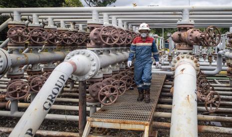 Pekerja PT Pertamina Hulu Rokan (PHR) Regional Sumatera Zona 4 mengecek saluran pipa minyak yang menuju tangki pengumpul produksi minyak (tank farm) di stasiun pengumpulan Prabumulih Barat, Prabumulih, Sumatera Selatan, Sabtu (1/1/2022). Satuan Kerja Khusus Pelaksana Hulu Minyak dan Gas (SKK Migas) mencatat realisasi lifting minyak dan gas pada 2022 tidak mencapai target. 