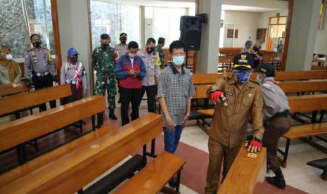 Pekerja Resto Apung menyediakan makanan untuk tenaga medis di RSUD Sidoarjo yang menjadi rujukan penanganan Covid-19 di Sidoarjo.