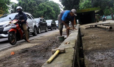 Pekerja saat menyelesaikan pembangunan pedestrian di Jalan Pajajaran, Kota Bogor, Jawa Barat, Rabu (23/3).