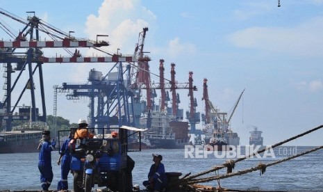  Pekerja sedang beristirahat pada pelabuhan peti kemas Tanjung Priok, Jakarta (7/4).