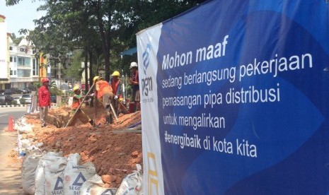 Pekerja sedang melajukan pekerjaan pemasangan jaringan gas PT Perusahaan Gas Negara Tbk (PGN) di kawasan bisnis Batam, Kepulauan Riau.