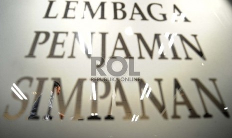 Pekerja sedang melakukan aktifitas di kantor Lembaga Penjamin Simpanan (LPS), Jakarta, Kamis (6/8).