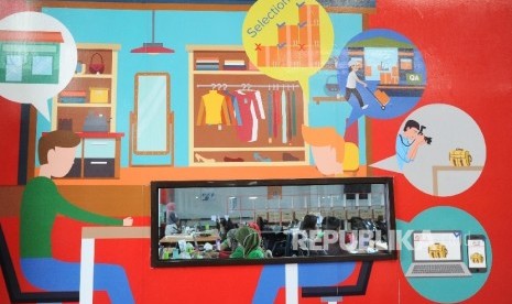  Pekerja sedang melakukan aktifitas pada gudang Mataharimall.com di Jakarta. Pemilik Department Store kini mulai merambah pemasaran lewat jaringan online. 