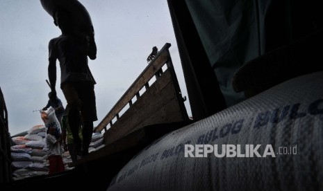 Pekerja sedang melakukan bongkar muat di pasar Induk Beras, Jakarta, Selasa (16/2).