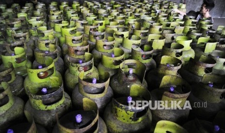 Pekerja sedang melakukan bongkar muat gas tiga kilogram di salah satu agen, Jakarta, Senin (27/6). (Republika/Tahta Aidilla)