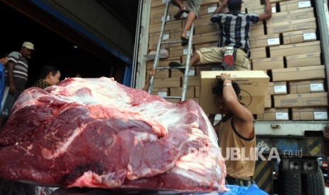   Pekerja sedang melakukan bongkar muatan daging sapi impor di gudang Bulog, Jakarta, beberapa waktu lalu. (Republika/Tahta Aidilla)