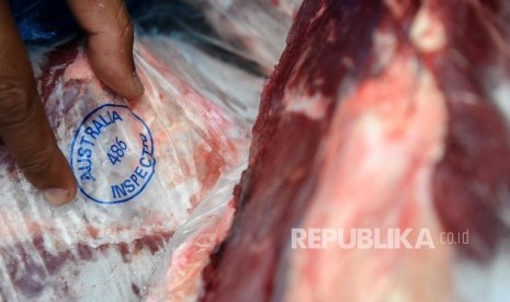   Pekerja sedang melakukan bongkar muatan daging sapi impor di gudang Bulog, Jakarta, Kamis (9/6). (Republika/Tahta Aidilla)