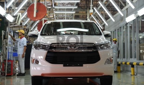 Pekerja sedang melakukan pengecekan kualitas mobil usai dirakit di Toyota Motor Manufacturing Indonesia di TMMIN, Karawang, Jawa Barat, Selasa (24/11). PT Toyota Motor Manufacturing Indonesia memproyeksikan ekspor mobil melonjak tahun ini, ditopang meningkatnya harga minyak di negara tujuan ekspor utama seperti Arab Saudi, sehingga permintaan mobil meningkat.