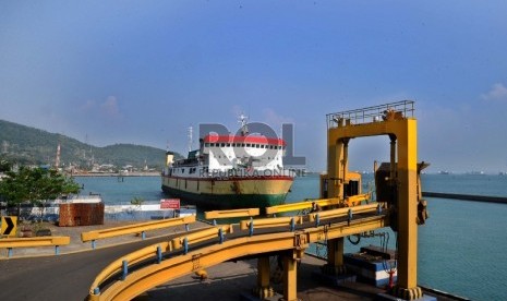 Pekerja sedang melakukan perawatan dermaga 1 di pelabuhan Merak, Banten, Penambahan Dermaga Kapal Roro sedang melakukan bongkar muatan kendaraan pada dermaga 1 di pelabuhan Merak, Banten, Jumat (29/5).