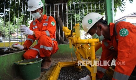  Pekerja sedang melakukan perawatan instalasi gas milik PGN.