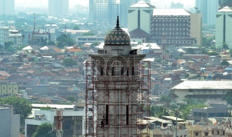 Pekerja sedang melakukan perawatan menara masjid Baitul Ihsan,Jakarta,Selasa (27/1).( Republika/ Tahta Aidilla )