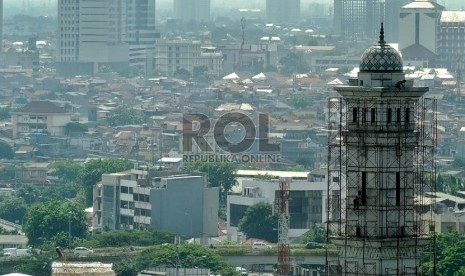 Pekerja sedang melakukan perawatan menara masjid Baitul Ihsan,Jakarta,Selasa (27/1).( Republika/ Tahta Aidilla )