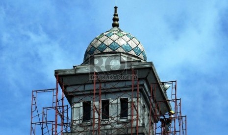 Pekerja sedang melakukan perawatan menara masjid Baitul Ihsan,Jakarta,Selasa (27/1).( Republika/ Tahta Aidilla )