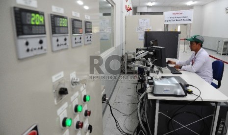  Pekerja sedang melakukan tes ketahanan mesin pada ruangan Engine Test Bench di Pabrik Honda Prospect Motor, Karawang, Jawa Barat, Rabu (30/9).  (Republika/Tahta Aidilla)