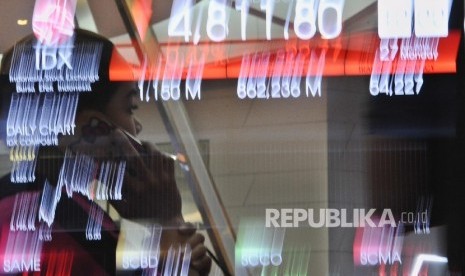 Pekerja sedang memantau layar pergerakkan Indeks Harga Saham Gabungan di Bursa Efek Indonesia (BEI), Jakarta, Senin (27/6). (Republika/Tahta Aidilla)