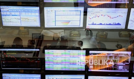 Pekerja sedang memantau layar pergerakkan Indeks Harga Saham Gabungan di Bursa Efek Indonesia (BEI), Jakarta, Senin (27/6). (Republika/Tahta Aidilla)