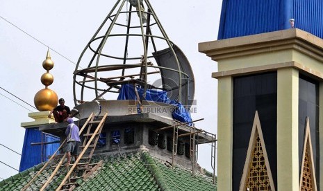 Pekerja sedang membangun kubah masjid Nurul Ajam di Jakarta, Selasa (11/2).