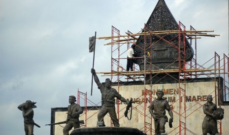 Pekerja sedang membenahi salah satu bagian Monumen Serangan Umum 1 Maret, Yogyakarta. 