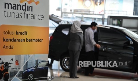 Pekerja sedang memberikan informasi kepada pengunjung di showroom mobil, Jakarta, Kamis (13\10).Kredit kendaraan bermotor (KKB) PT Bank Mandiri (Persero) Tbk. tumbuh di kisaran 20% hingga 21% secara tahunan pada kuartal III tahun ini.