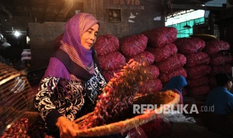 Pekerja sedang membersihkan bawang merah di pasar Induk, Jakarta, Selasa (19/4). (Republika/Tahta Aidilla )