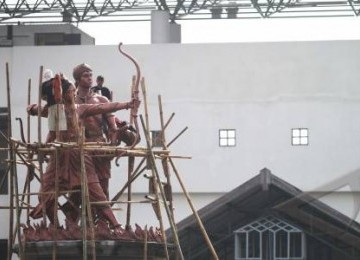 Pekerja sedang memperbaiki patung simbol Stadion Manahan Solo. Stadion ini menjadi salah satu venue ASEAN Paragames 2011.