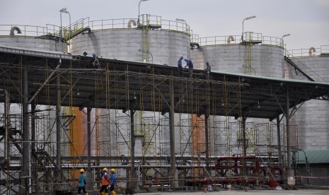 Pekerja sedang mengerjakan pembangunan pabrik industri hilir kelapa sawit dalam proses pembangunan, di Kawasan Ekonomi Khusus (KEK) Sei Mangkei Kabupaten Simalungun, Sumatera Utara, Selasa (23/10/2018). 