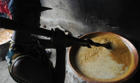   Pekerja sedang mengolah adonan bahan dodol, salah satu makanan khas Ramadhan di Condet, Jakarta, Selasa (31/7).  (Aditya Pradana Putra/Republika)