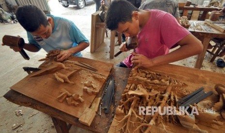 Pekerja sedang mengukir relief, di klaster relief Desa Senenan, Kecamatan Tahunan, Kabupaten Jepara.