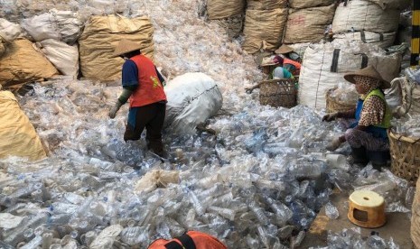 Pekerja sedang mensortir botol plastik di pusat daur ulang di Tangerang Selatan. Botol plastik PET bekas minuman bisa didaur ulang hingga 50 kali.