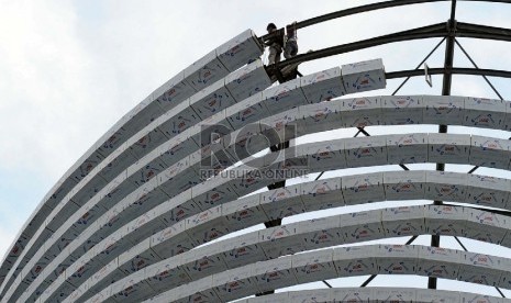 Pekerja sedang menyelesaikan arsitektur gedung bertingkat dikawasan Sudirman, Jakarta, Senin (9/3).