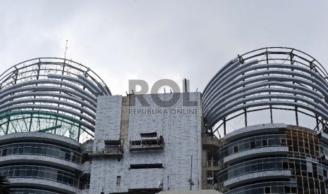 Pekerja sedang menyelesaikan arsitektur gedung bertingkat dikawasan Sudirman, Jakarta, Senin (9/3).