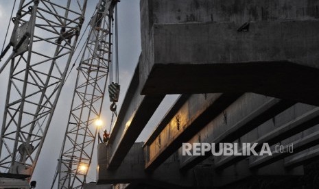 Pekerja sedang menyelesaikan pembangunan infrastruktur di Bekasi, Jawa Barat, Ahad (19\2).