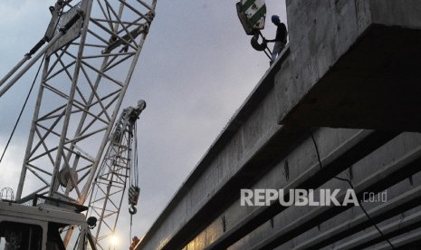 Workers tried to finish the infrastructure development in Bekasi, West Jawa, Sunday (February 19).