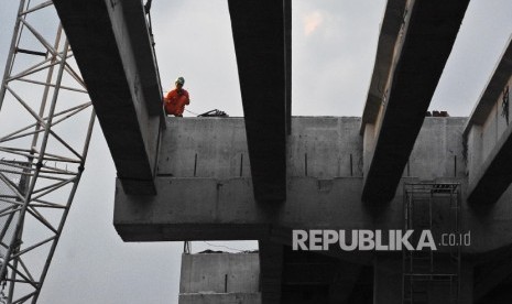 Pekerja sedang menyelesaikan pembangunan infrastruktur di Bekasi, Jawa Barat, Ahad (19\2).