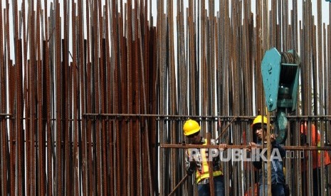  Pekerja sedang menyelesaikan pembangunan infrastruktur di Jakarta, Senin (11/4). (Republika/ Tahta Aidilla )