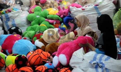 Perajin boneka pun bakal terkena imbas penyesuasian tarif listrik.