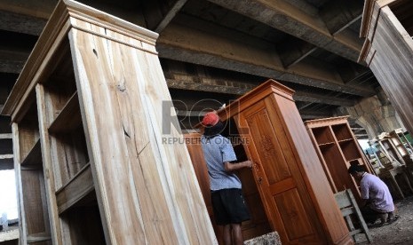  Pekerja sedang menyelesaikan pembuatan furniture di KaliBaru, Bekasi, Jawa Barat, Jumat (25/9).