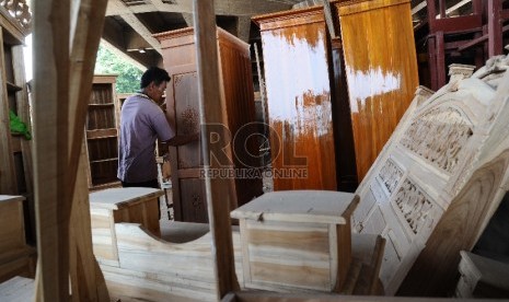 Pekerja sedang menyelesaikan pembuatan furniture di KaliBaru, Bekasi, Jawa Barat, Jumat (25/9).